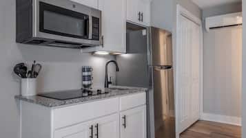 Frigorífico, microondas, placa de cocina y cafetera o tetera