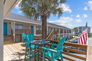 Outdoor dining - Beach House OKI - King Suite in hotel on Oak Island, North Carolina (Oak Island)