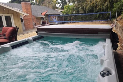 Westside Retreat w/Yard, Grill, Hot Tub, Near Sofi Stadium, LAX, and the Beach