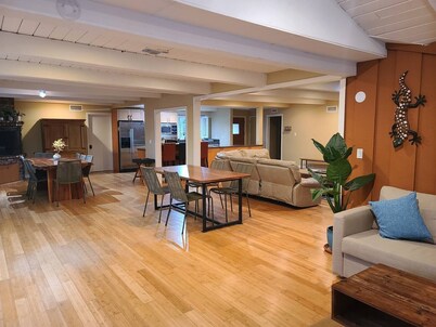 Westside Retreat w/Yard, Grill, Hot Tub, Near Sofi Stadium, LAX, and the Beach