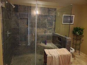 Hair dryer, towels, soap, shampoo - Westside Retreat w/Yard, Grill, Hot Tub, Near Sofi Stadium, LAX, and the Beach (Los Angeles)