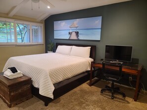 3 bedrooms, desk, iron/ironing board, free WiFi - Westside Retreat w/Yard, Grill, Hot Tub, Near Sofi Stadium, LAX, and the Beach (Los Angeles)