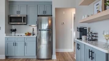 Køleskab, mikrobølgeovn, kogeplade, kaffe-/temaskine