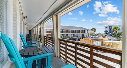 Beach House OKI - Queen Suite in hotel on Oak Island, North Carolina