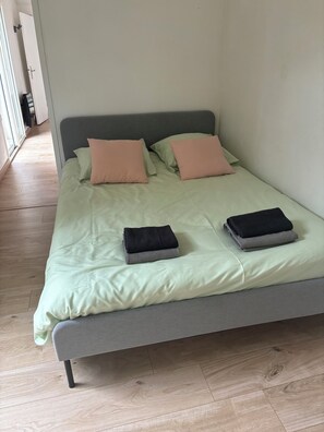 3 habitaciones, tabla de planchar con plancha, wifi y ropa de cama 