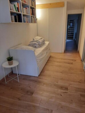 3 bedrooms, iron/ironing board, WiFi, bed sheets - Peaceful town house (Lormont)