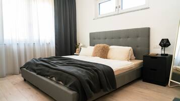 3 habitaciones, escritorio y tabla de planchar con plancha