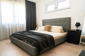 3 間睡房、書桌、熨斗/熨衫板、可攜式嬰兒床