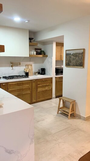Refrigerador, microondas, placa de cocina, cafetera/tetera