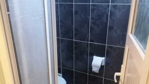 Shower, slippers, towels, soap - Aziz konaklama 4 (Antalya)