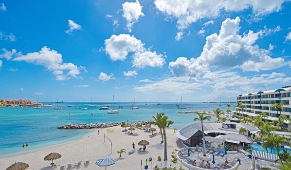 En la playa, camastros y toallas de playa 