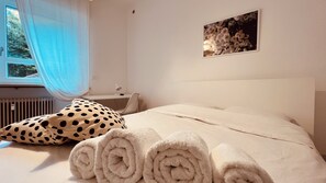 4 bedrooms, iron/ironing board, WiFi, bed sheets - White House Lounge Supreme Apartment (Udine)