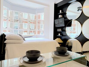 Room - Piccolo Paradiso - South Kensington, an Art Deco stylish living space (London)