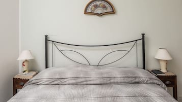 1 habitación, tabla de planchar con plancha, wifi y ropa de cama