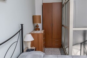 1 dormitori, planxa i posts de planxar, wifi i roba de llit