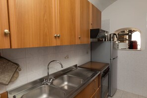 Frigorífic, forn, placa de cuina i cafetera i tetera