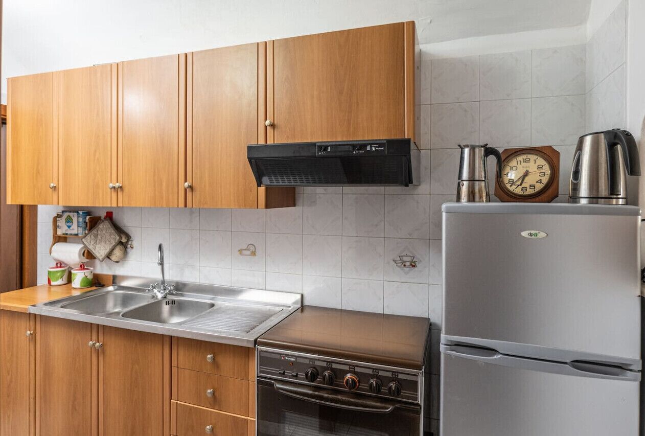 Kühlschrank, Ofen, Herdplatte, Wasserkocher mit Kaffee-/Teezubehör