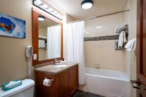 Ducha, secador de pelo, jabón y champú