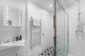 Bathroom - NEW! Spacious 1br in Hartlepool (Hartlepool)