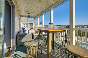 Outdoor dining - Myrtle Beach / Surfside Beach Condo: 3 Mi to Ocean (Myrtle Beach)