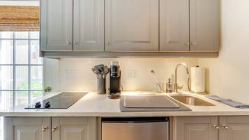 Fridge, microwave, dishwasher, coffee/tea maker