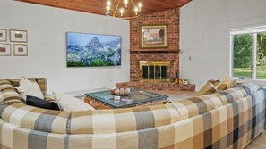 Smart TV, fireplace, books, offices