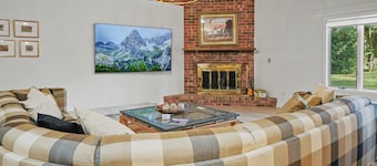 Spacious & Lovely 4-BR Home Minutes to WEC, HITS