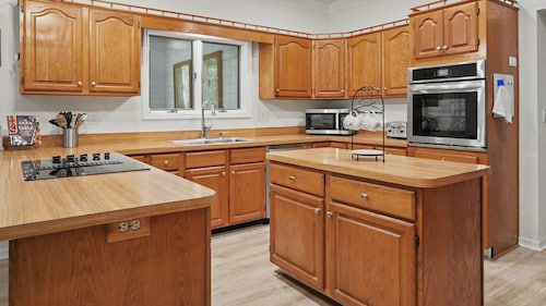 Spacious & Lovely 4-BR Home Minutes to WEC, HITS