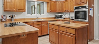 Spacious & Lovely 4-BR Home Minutes to WEC, HITS