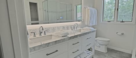 Dusche, Haartrockner, Handtücher, Seife