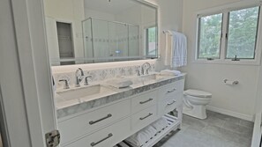 Shower, hair dryer, towels, soap - Spacious & Lovely 4-BR Home Minutes to WEC, HITS (Ocala)