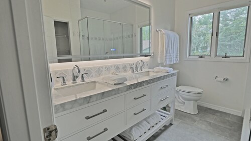 Spacious & Lovely 4-BR Home Minutes to WEC, HITS