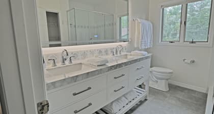 Spacious & Lovely 4-BR Home Minutes to WEC, HITS