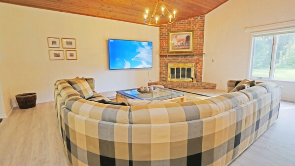 Smart TV, fireplace, books, offices - Spacious & Lovely 4-BR Home Minutes to WEC, HITS (Ocala)