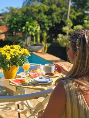 Free daily buffet breakfast