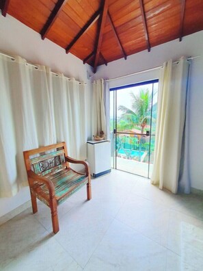 Quarto casal luxo, vista para o mar | Frigobar, cortinas blackout, quartos à prova de som, Wi-Fi de cortesia