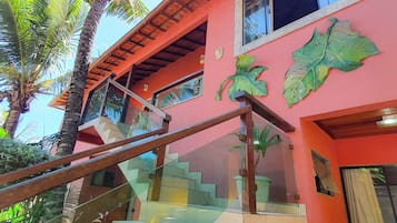 Standaard driepersoonskamer | Een minibar, verduisterende gordijnen, geluiddichte muren, gratis wifi