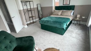 4 bedrooms, iron/ironing board, WiFi (free), bed sheets - Cleethorpes stay with sea view (cleethorpes)