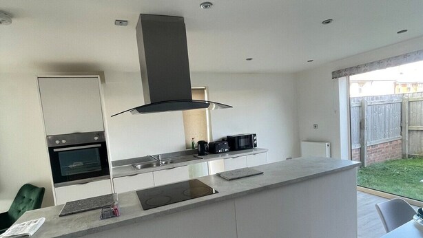 Fridge, microwave, oven, toaster - Cleethorpes stay with sea view (cleethorpes)