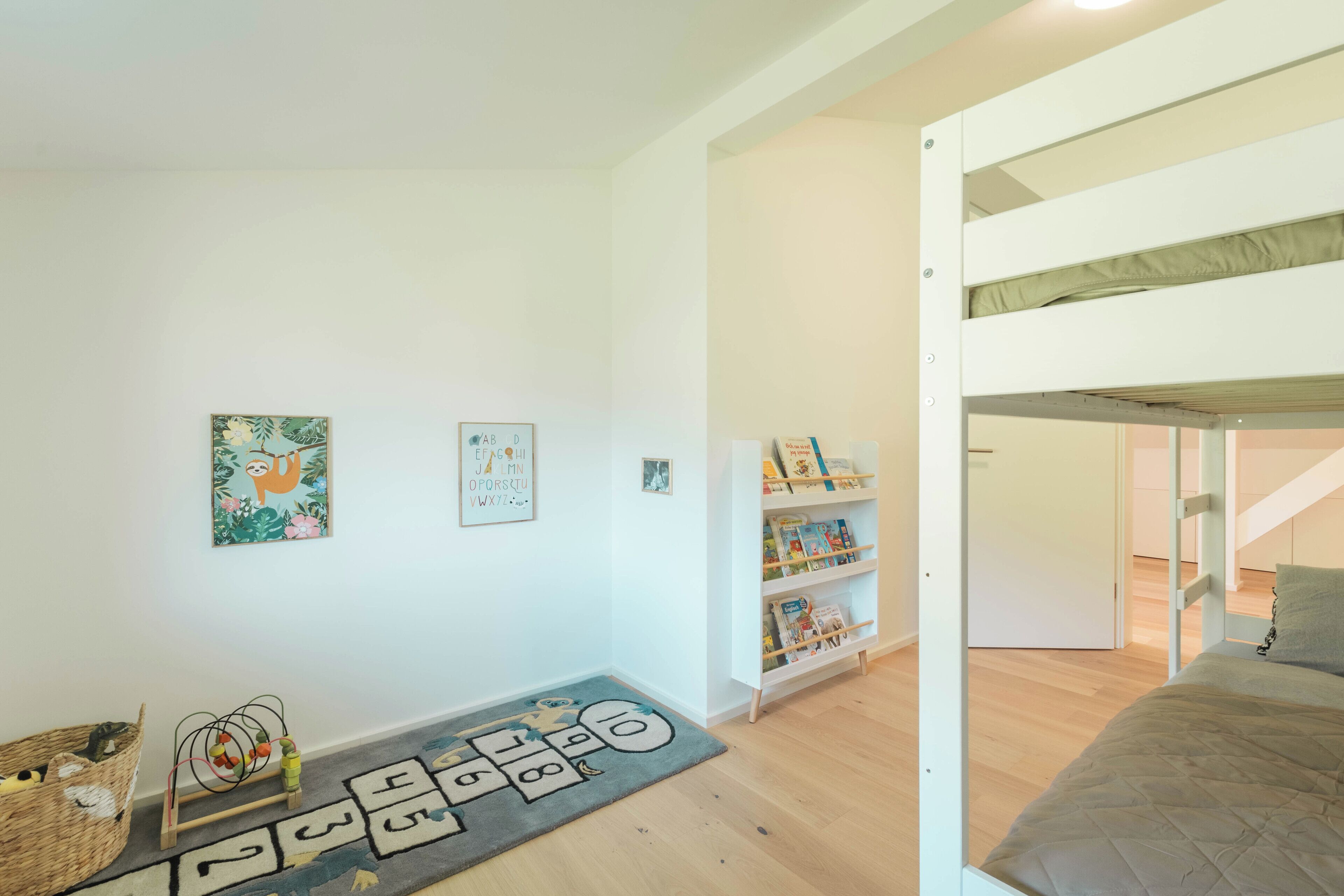 3 bedrooms, desk, WiFi, bed sheets