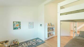 3 bedrooms, desk, WiFi, bed sheets