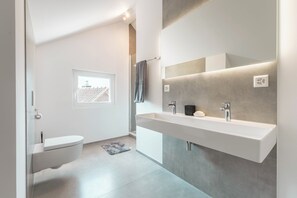 Douche, sĂšche-cheveux, serviettes fournies, savon