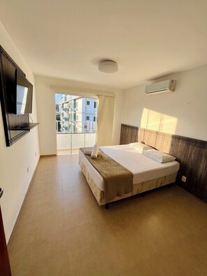 5 bedrooms, iron/ironing board, WiFi, bed sheets