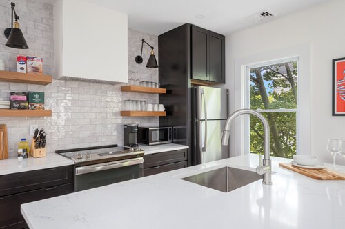 Urban Retreat: Bright, Stylish Top-Floor Apartment Near Universities & Dining