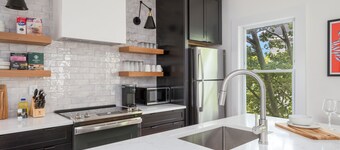 Urban Retreat: Bright, Stylish Top-Floor Apartment Near Universities & Dining