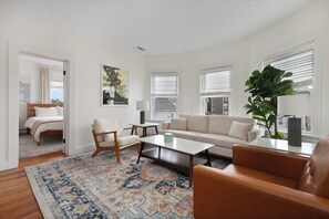 Smart TV - Urban Retreat: Bright, Stylish Top-Floor Apartment Near Universities & Dining (Providence)