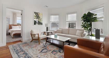 Urban Retreat: Bright, Stylish Top-Floor Apartment Near Universities & Dining