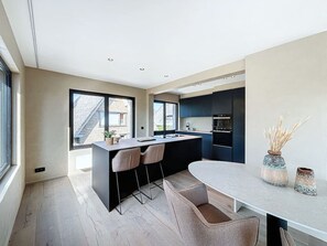 Fridge, microwave, oven, stovetop - Villa Hélène - flat first floor (Koksijde)