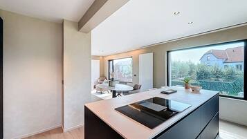 Een koelkast, een microgolfoven, een oven, een kookplaat