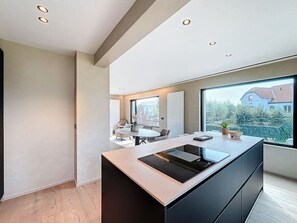 Fridge, microwave, oven, stovetop - Villa Hélène - flat first floor (Koksijde)